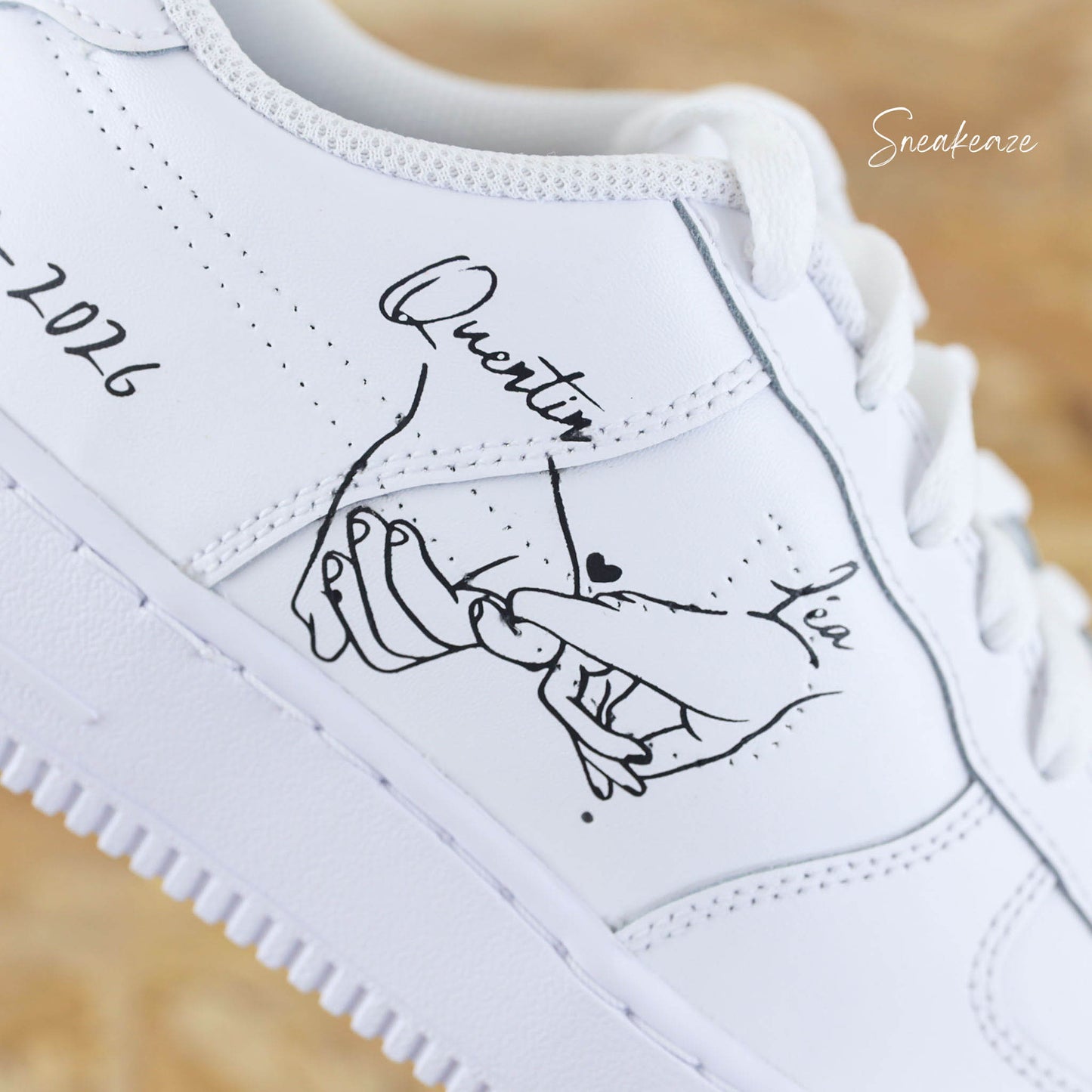 Nike Air Force 1 custom mariage - paire de sneakers personnalisable pour votre mariage avec inscription des prénoms des mariés et la date du jour J. 