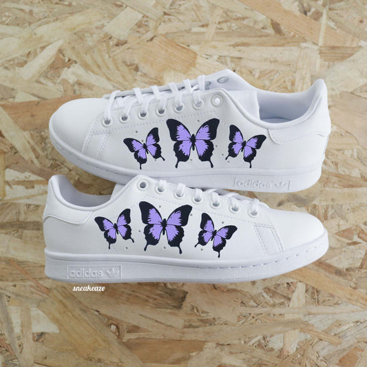 Baskets Adidas stan smith customs - papillons peints à la main couleur lila pastel - sneakeaze customs skz