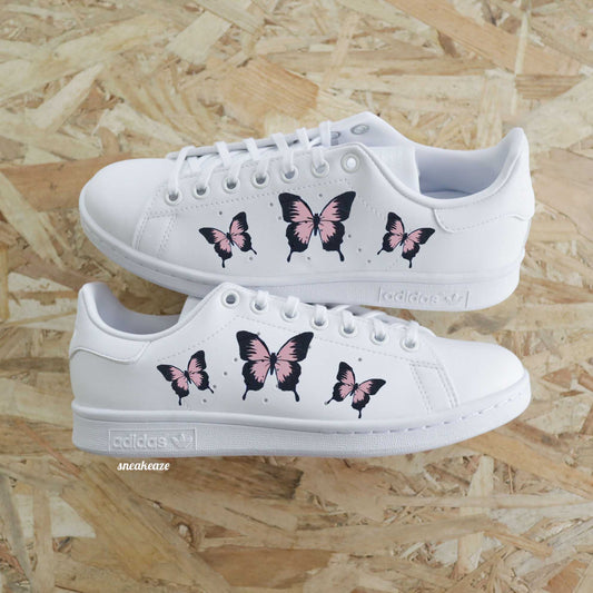 Baskets Adidas stan smith customs - papillons peints à la main couleur rose pastel - sneakeaze customs skz