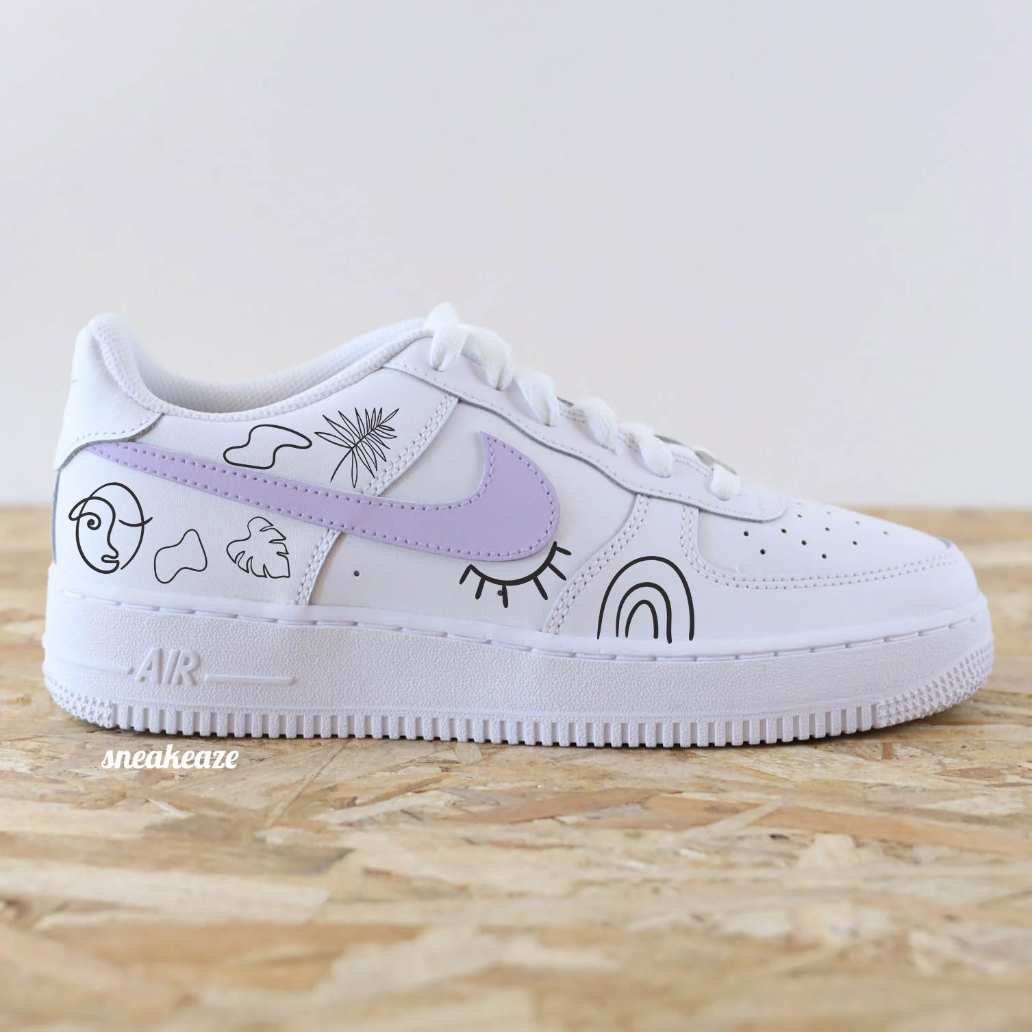Baskets Nike Air Force 1 custom personnalisées à la main style abstrait avec swoosh lila pastel - sneakeaze customs
