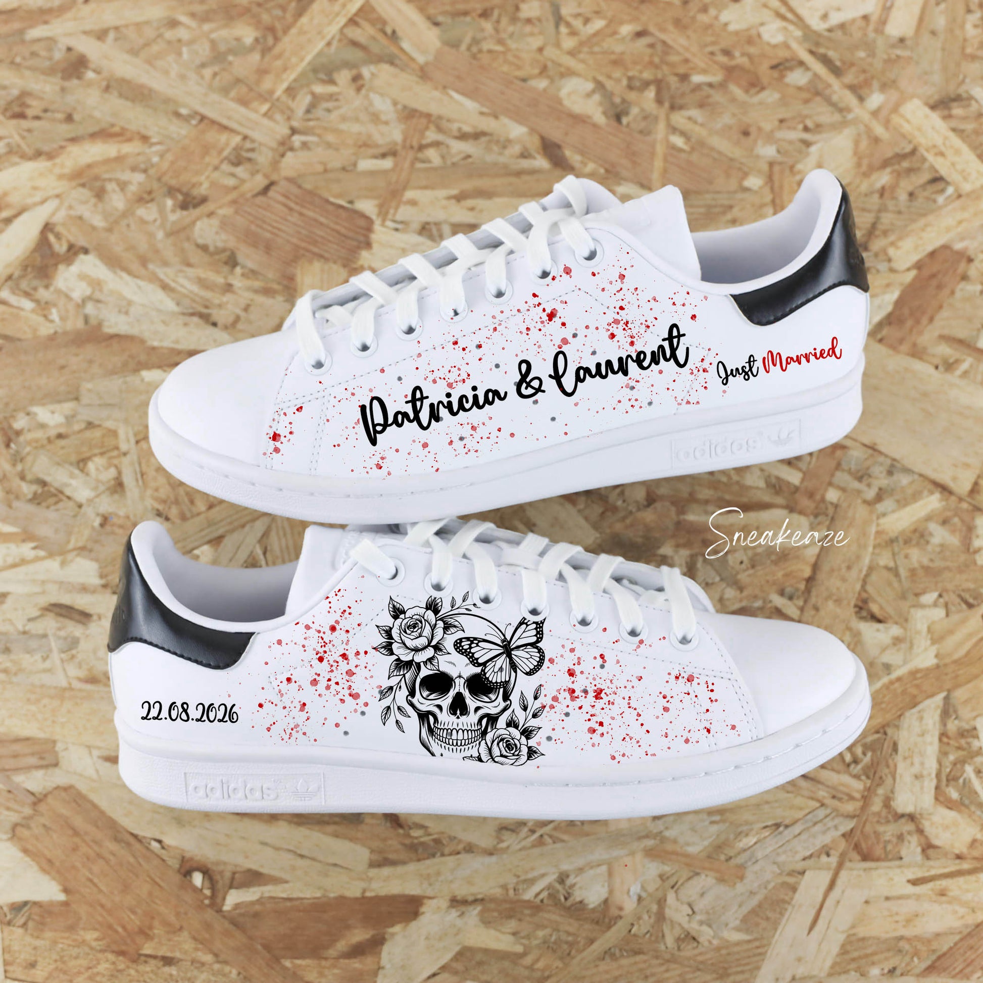 Baskets Adidas stan smith custom mariage rock &amp; roll rouge et noir avec inscription des prénoms et de la date du jour J et un dessin de crâne avec des fleurs. splash rouge. sur côtés extérieurs. Talon peint à la main.