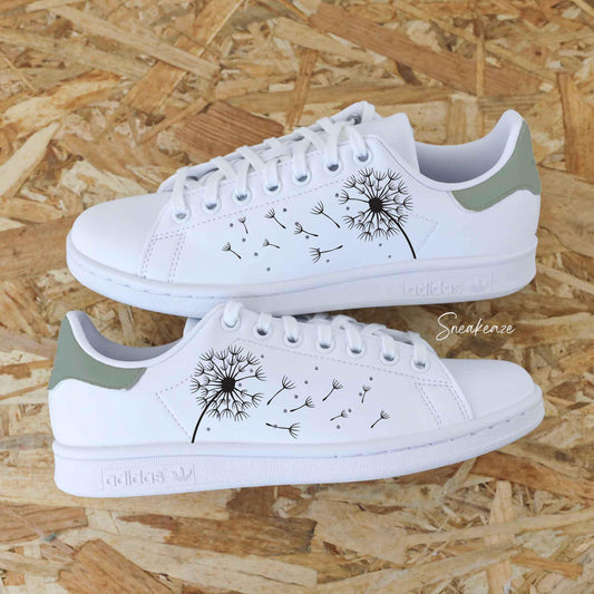 Baskets adidas stan smith custom dessin pissenlit avec talon de couleur vert de gris peint à la main - sneakeaze custom