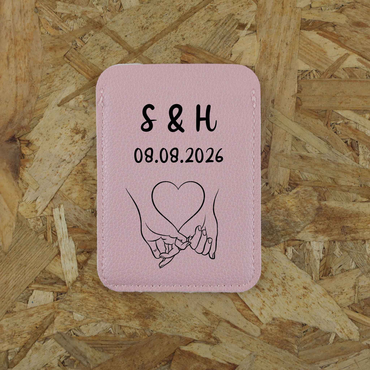 Porte-carte en simili cuir rose poudré personnalisé avec initiales et motif de mains entrelacées formant un cœur, parfait comme cadeau d'invité de mariage romantique