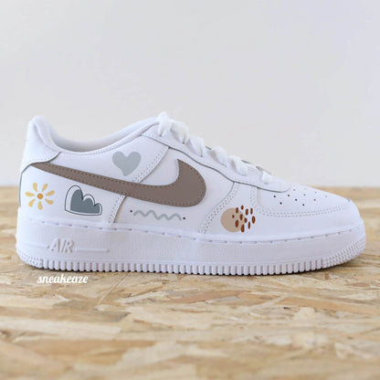 Baskets Nike Air Force 1 custom personnalisées à la main style abstrait avec swoosh marron- sneakeaze customs