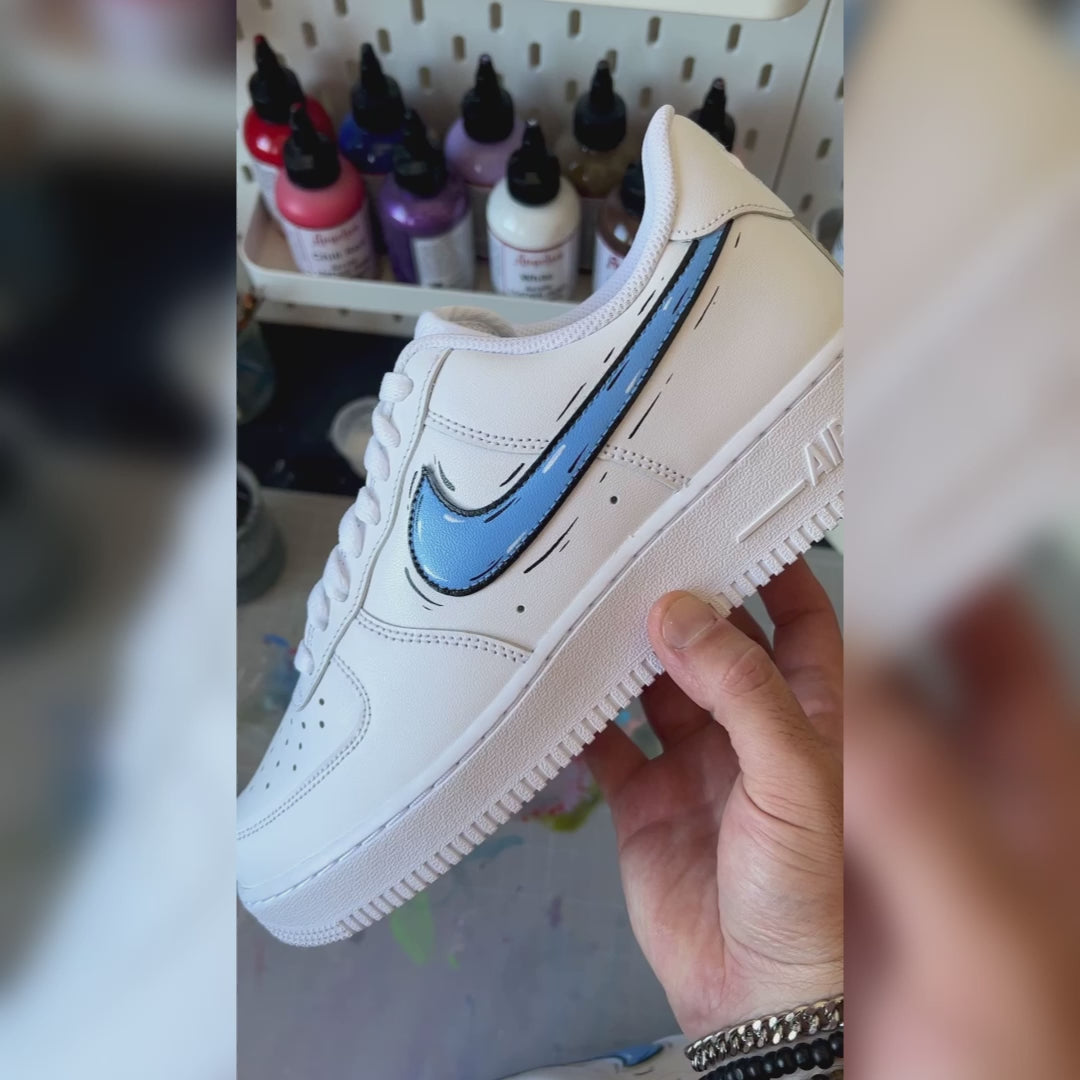 Baskets Nike air force 1 custom cartonn swoosh bleu ocean sketch sneakeaze custom skz 