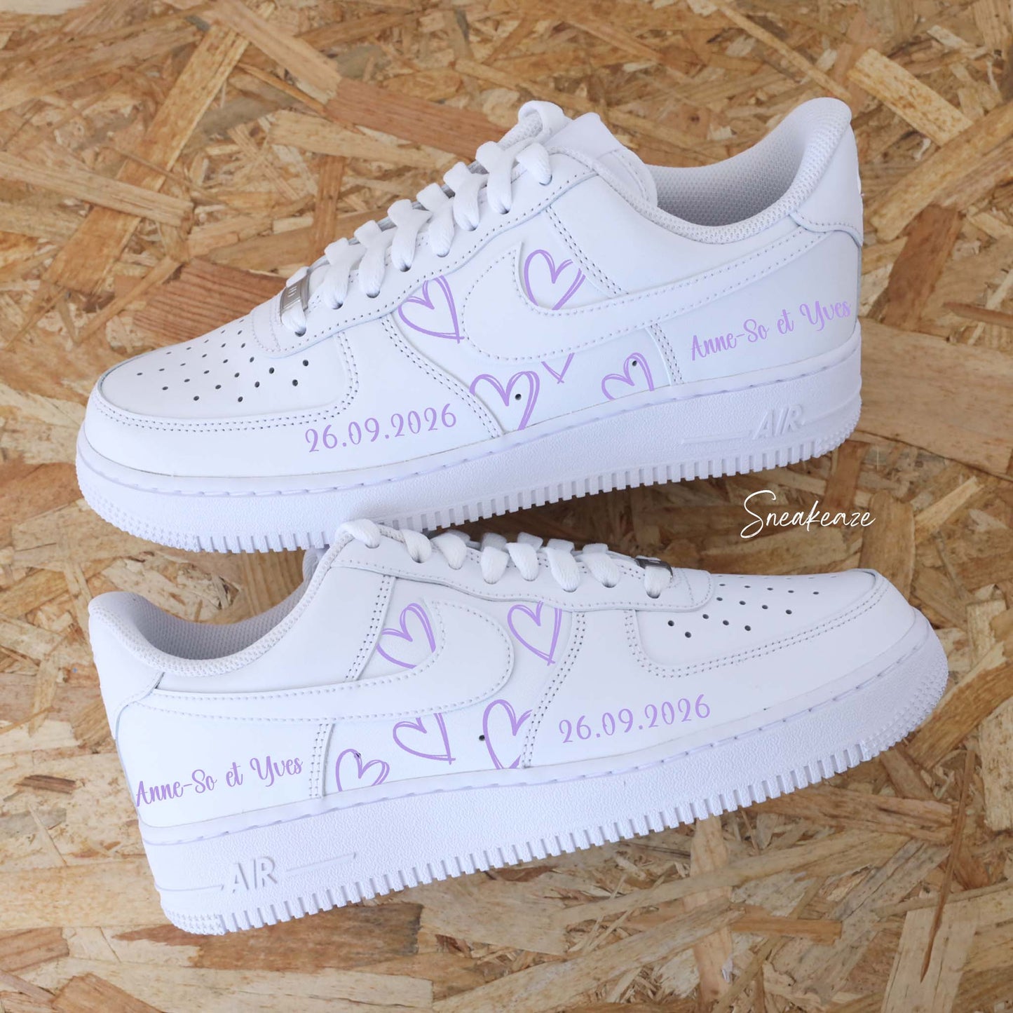 Nike Air Force 1 mariage - paire de sneakers coeurs personnalisable pour votre mariage avec prénoms et date du jour J couleur lila
