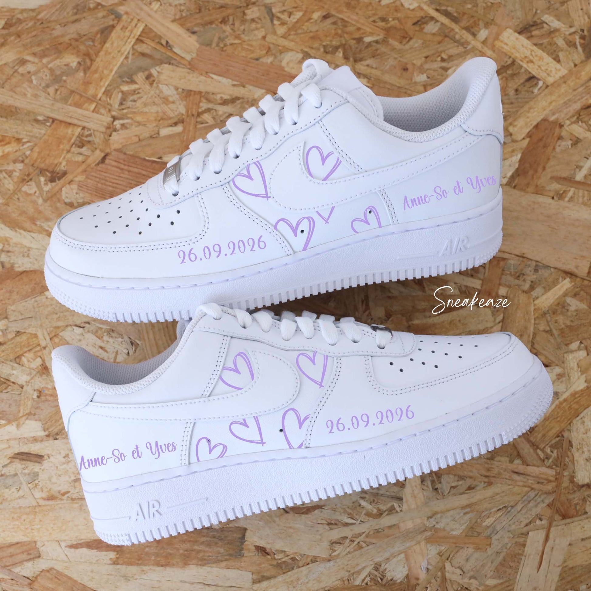Nike Air Force 1 mariage - paire de sneakers coeurs personnalisable pour votre mariage avec prénoms et date du jour J couleur lila
