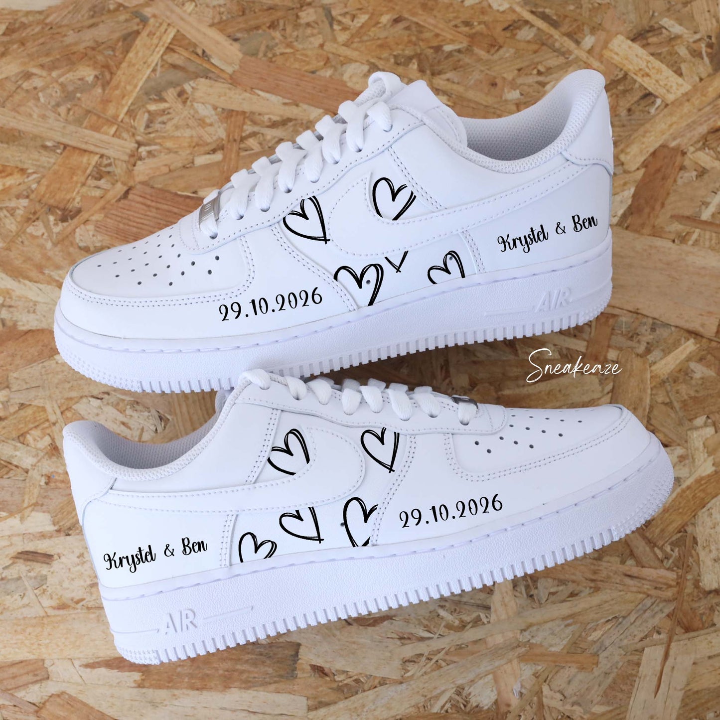 Nike Air Force 1 mariage - paire de sneakers coeurs personnalisable pour votre mariage avec prénoms et date du jour J couleur noir