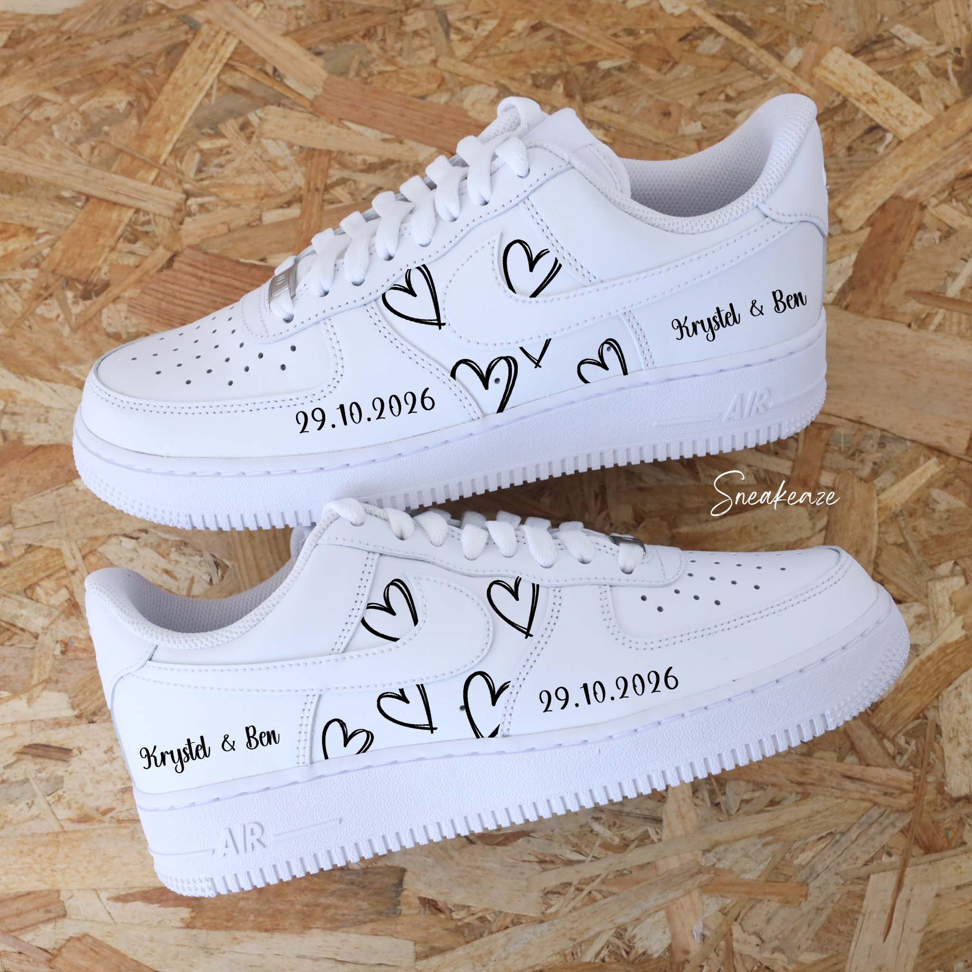 Nike Air Force 1 mariage - paire de sneakers coeurs personnalisable pour votre mariage avec prénoms et date du jour J couleur noir