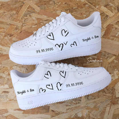 Nike Air Force 1 mariage - paire de sneakers coeurs personnalisable pour votre mariage avec prénoms et date du jour J couleur noir