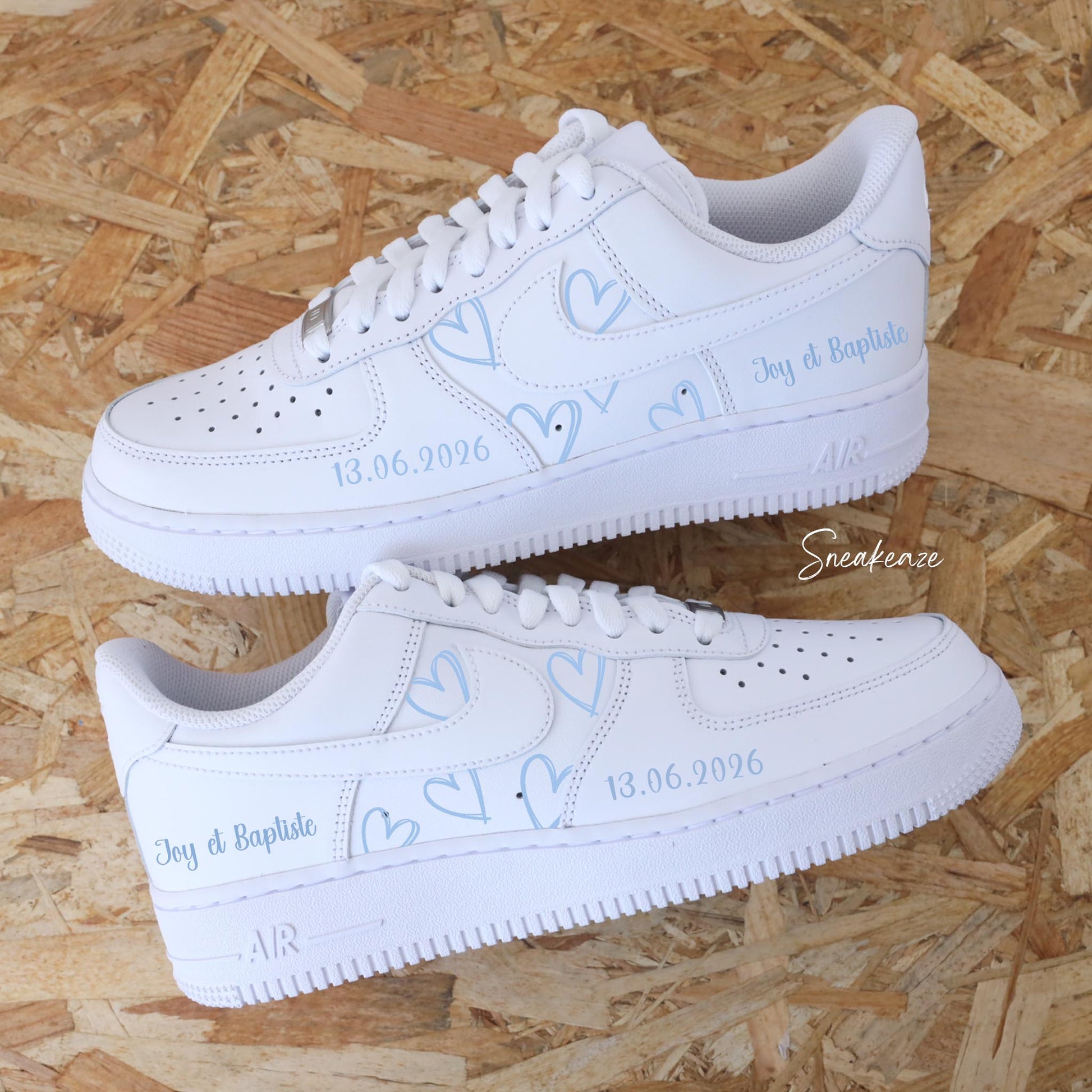 Nike Air Force 1 mariage - paire de sneakers coeurs personnalisable pour votre mariage avec prénoms et date du jour J couleur bleu pastel
