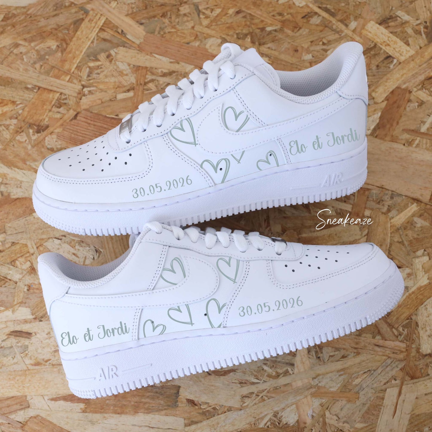 Nike Air Force 1 mariage - paire de sneakers coeurs personnalisable pour votre mariage avec prénoms et date du jour J couleur vert de gris