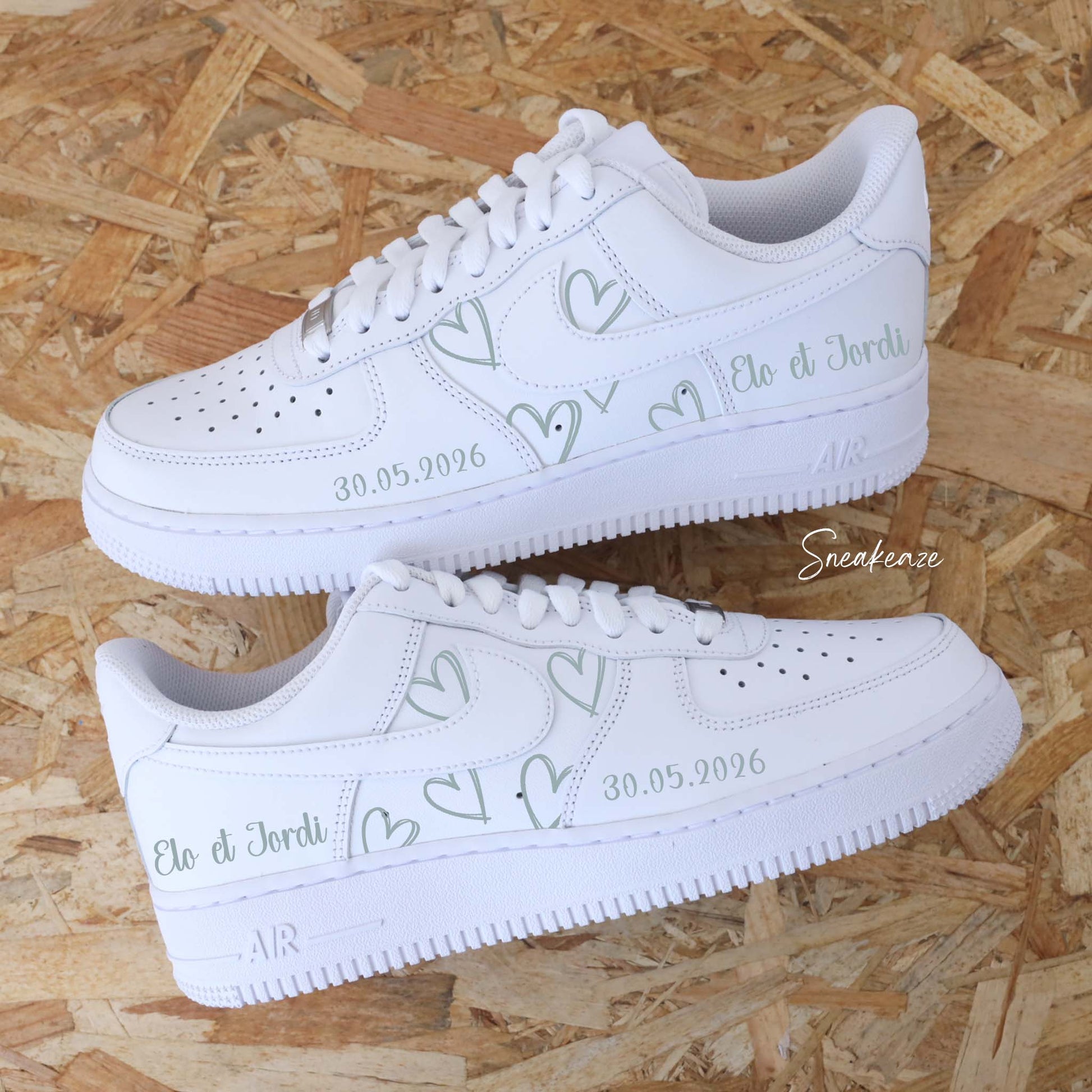 Nike Air Force 1 mariage - paire de sneakers coeurs personnalisable pour votre mariage avec prénoms et date du jour J couleur vert de gris