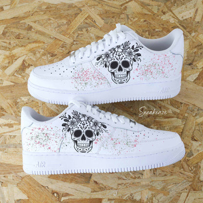 Paire de sneakers AF1 custom sugar skull et peinture par Sneakeaze Customs