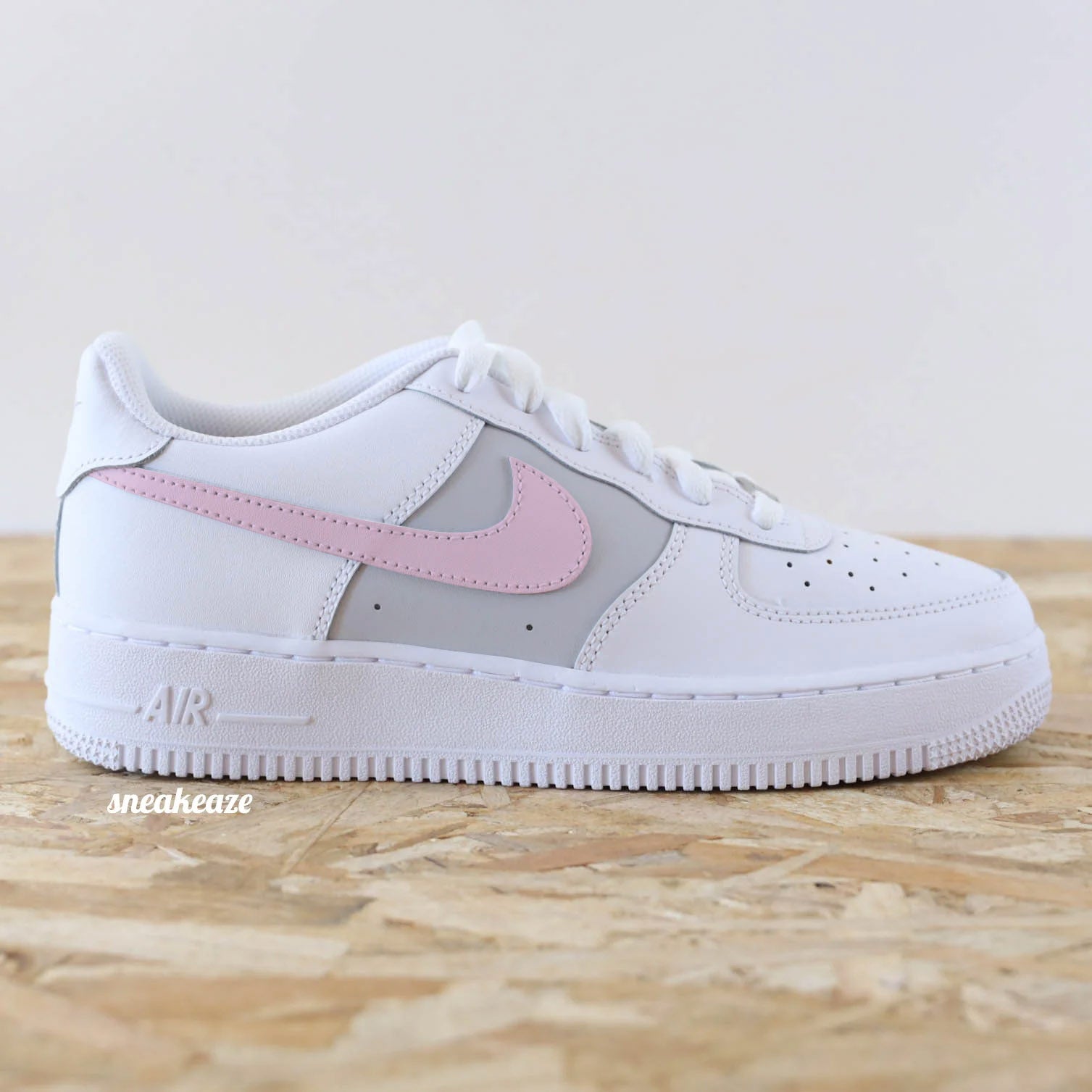 Paire de sneakers pastel femme Nike Air Force 1 Custom avec panneau gris et swoosh rose tendre