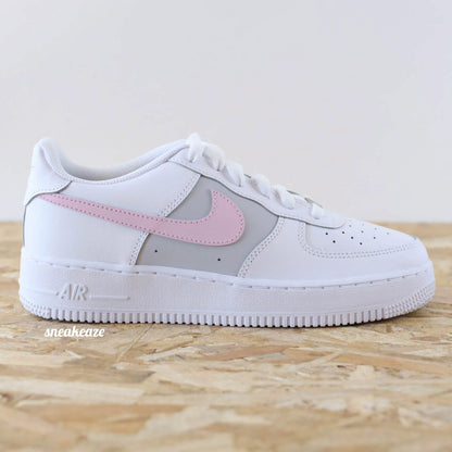 Paire de sneakers pastel femme Nike Air Force 1 Custom avec panneau gris et swoosh rose tendre
