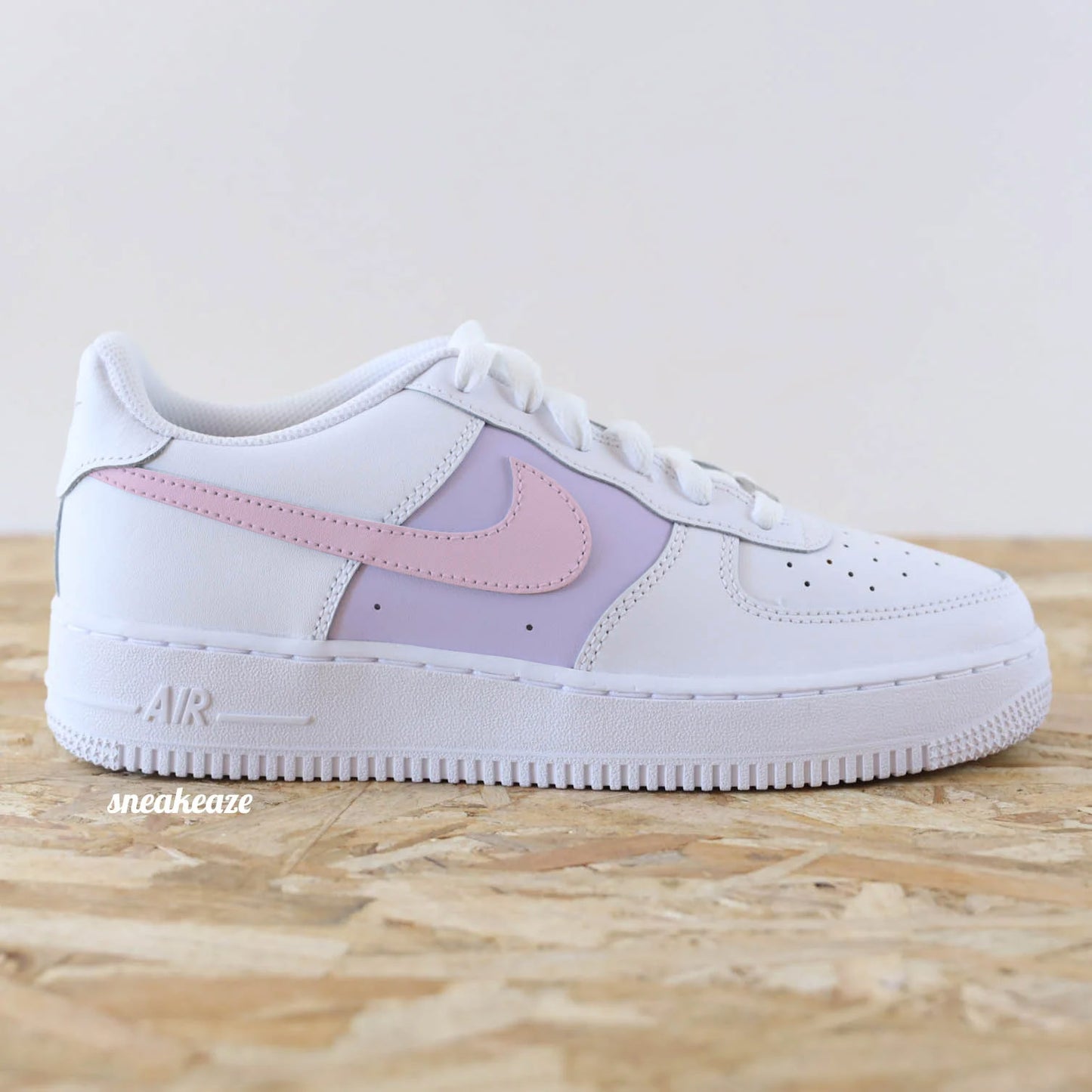 Baskets Nike Air Force 1 personnalisées aux teintes lila et rose par Sneakeaze Customs