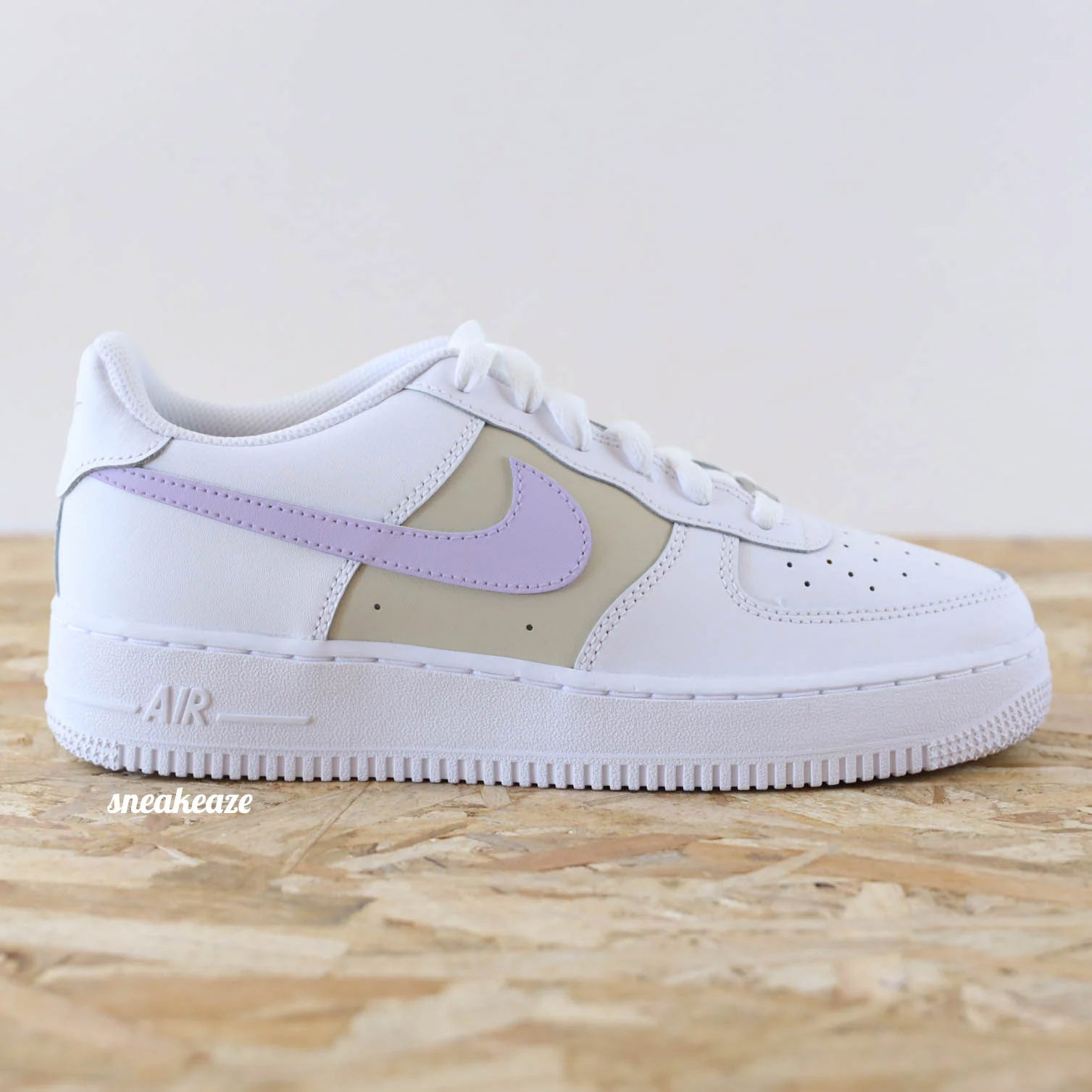 Baskets Nike Air Force 1 personnalisées aux teintes chaudes et pastel par Sneakeaze Customs