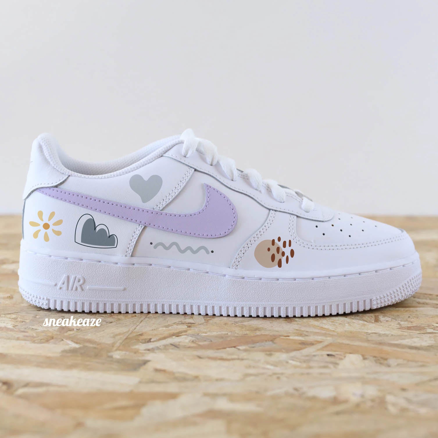 Baskets Nike Air Force 1 custom personnalisées à la main style abstrait avec swoosh lila pastel - sneakeaze customs