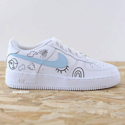 Baskets Nike Air Force 1 custom personnalisées à la main style abstrait avec swoosh bleu pastel - sneakeaze customs
