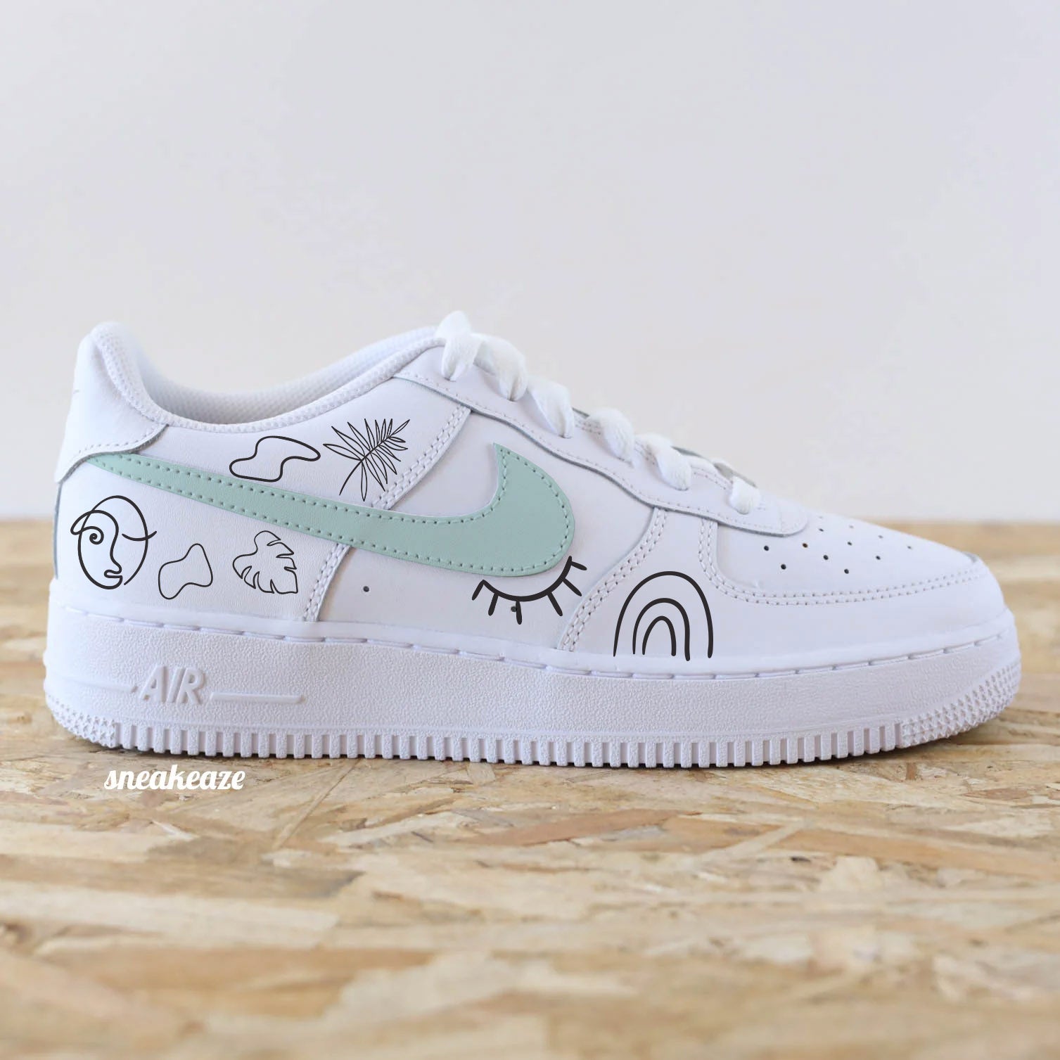 Baskets Nike Air Force 1 custom personnalisées à la main style abstrait avec swoosh sauge pastel - sneakeaze customs