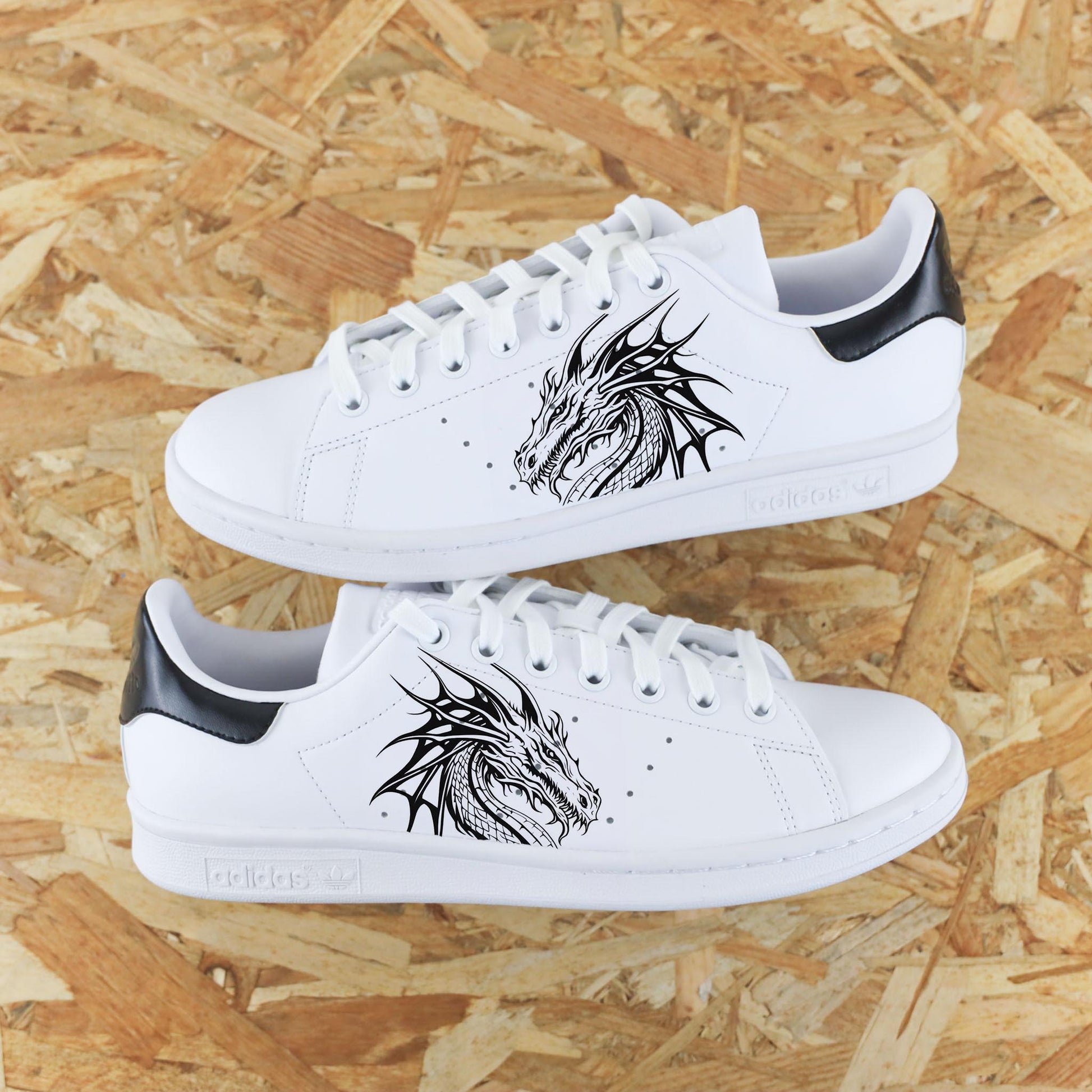 Baskets Adidas Stan Smith custom dessin dragon sur côtés extérieurs avec splash de peinture