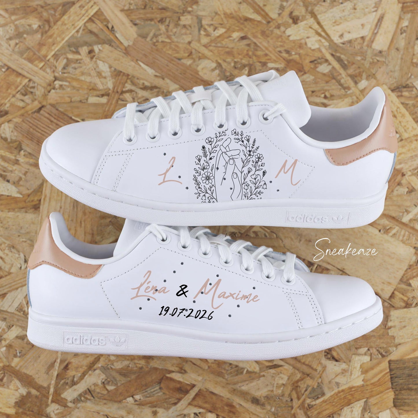 Chaussures baskets de mariage personnalisées stan smith mariage avec un design romantique de mains entrelacées et de fleurs séchées graphiques. Sneakers de mariage personnalisables, cadeau unique pour future mariée EVJF chaussures future mariée 