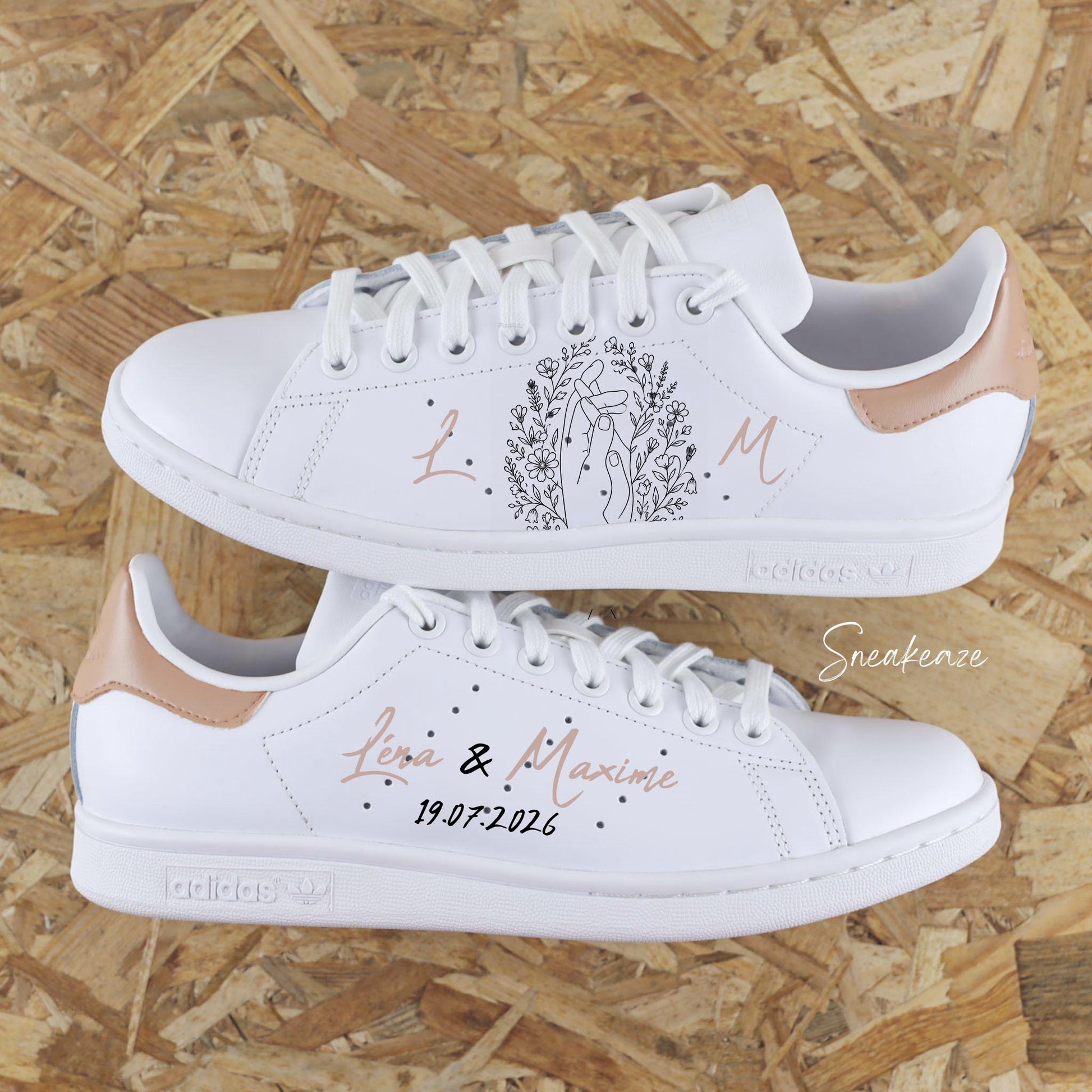 Chaussures baskets de mariage personnalisées stan smith mariage avec un design romantique de mains entrelacées et de fleurs séchées graphiques. Sneakers de mariage personnalisables, cadeau unique pour future mariée EVJF chaussures future mariée 