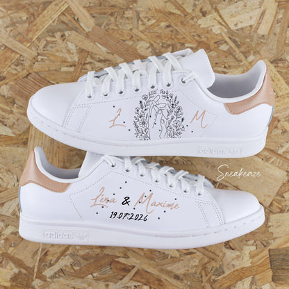 Chaussures baskets de mariage personnalisées stan smith mariage avec un design romantique de mains entrelacées et de fleurs séchées graphiques. Sneakers de mariage personnalisables, cadeau unique pour future mariée EVJF chaussures future mariée 
