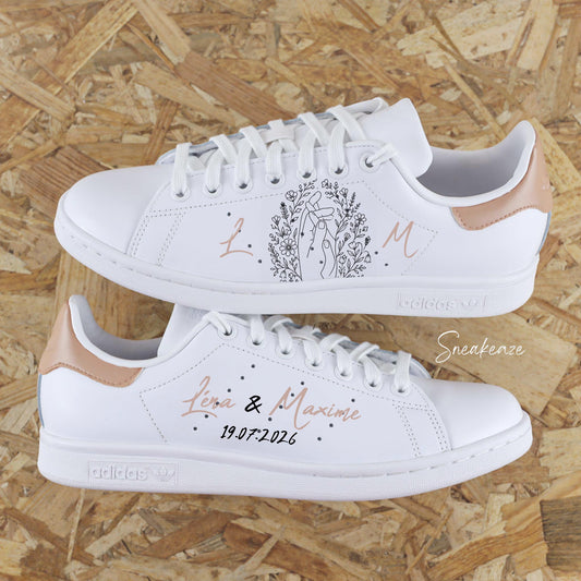 Chaussures baskets de mariage personnalisées stan smith mariage avec un design romantique de mains entrelacées et de fleurs séchées graphiques. Sneakers de mariage personnalisables, cadeau unique pour future mariée EVJF chaussures future mariée 