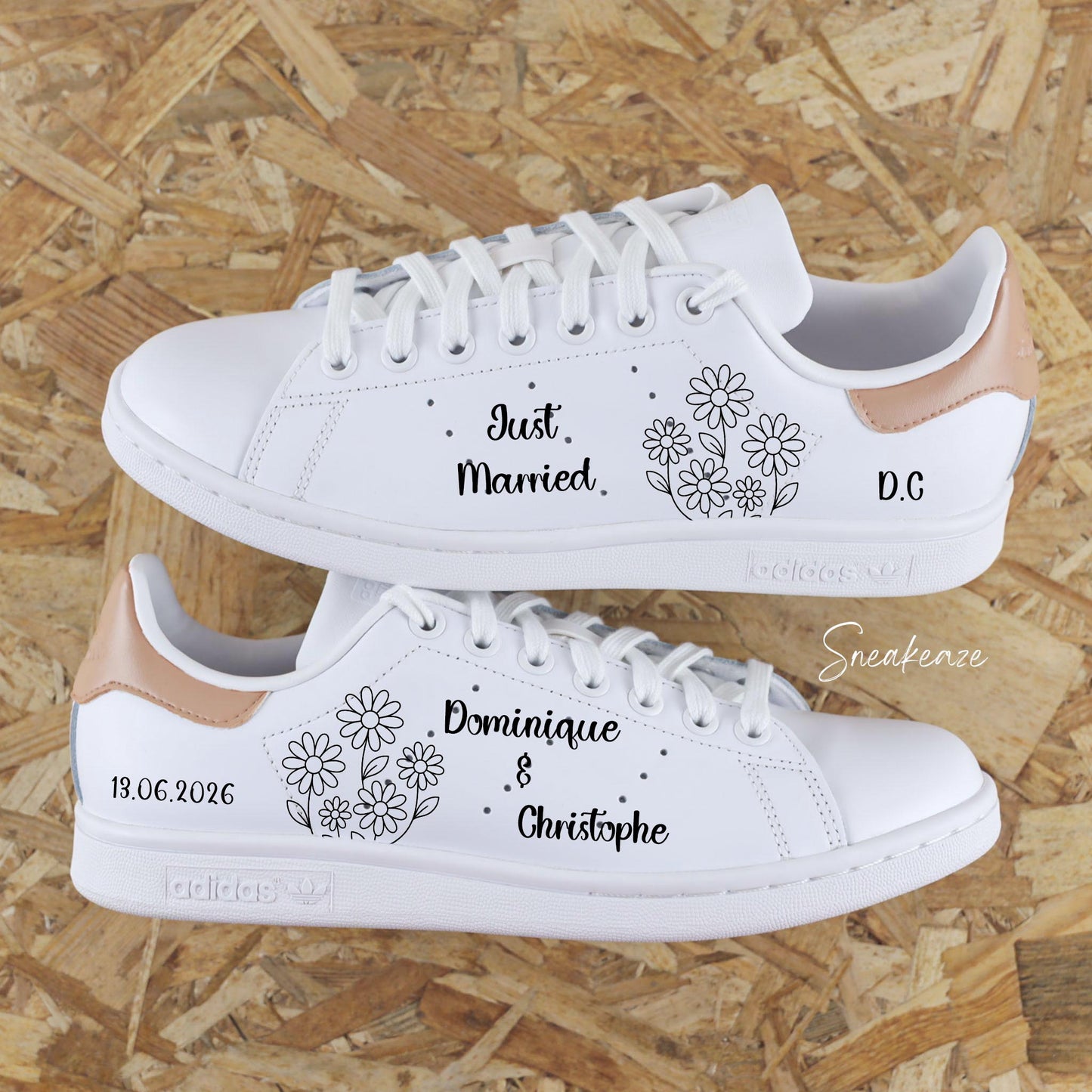 Paire de sneakers de mariage sur-mesure adidas avec design floral bohème et fait main création unique pour le jour