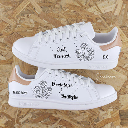 Paire de sneakers de mariage sur-mesure adidas avec design floral bohème et fait main création unique pour le jour