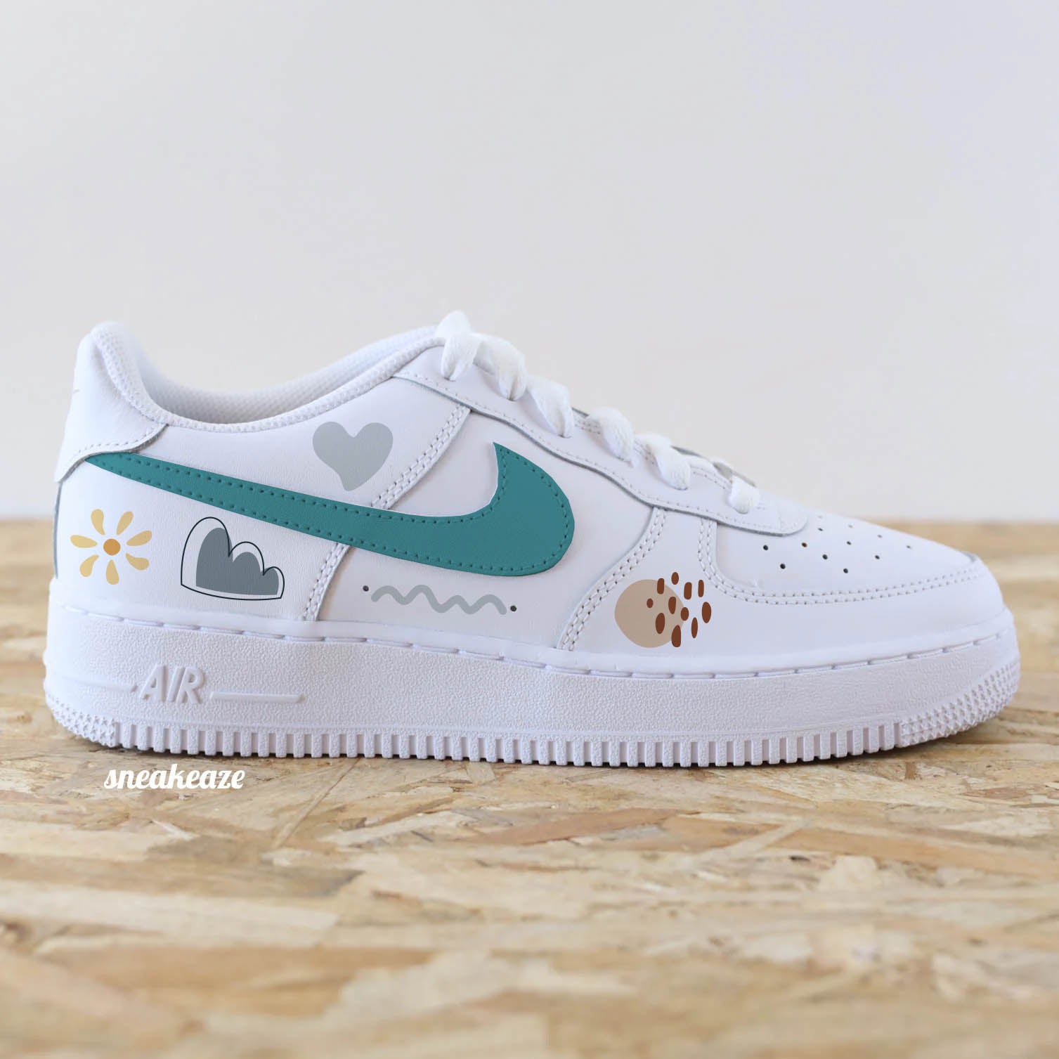 Baskets Nike Air Force 1 custom personnalisées à la main style abstrait avec swoosh turquoise - sneakeaze customs