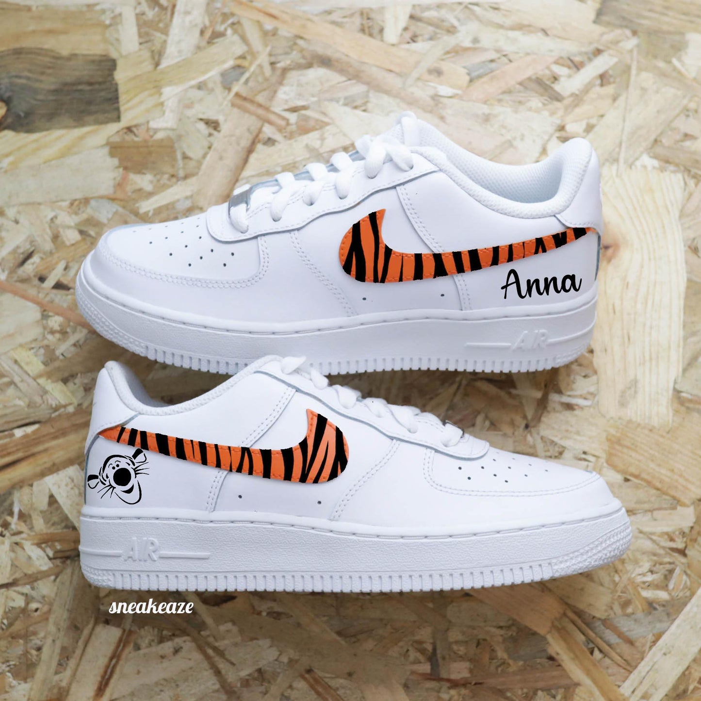 Baskets Nike Air force 1 custom - Tigrou. Dessins Tigrou et inscription du prénom personnalisable. Signes Nike orange et noir style tigre - winnie l'ourson disney sneakers peint à la main sneakeaze customs skz