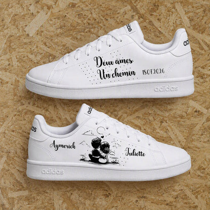 Paire de baskets de mariage personnalisées pour les mariés avec motif de couple et fait main