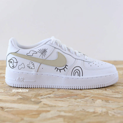 Baskets Nike Air Force 1 custom personnalisées à la main style abstrait avec swoosh beige pastel - sneakeaze customs