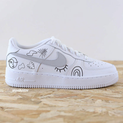 Baskets Nike Air Force 1 custom personnalisées à la main style abstrait avec swoosh gris pastel - sneakeaze customs
