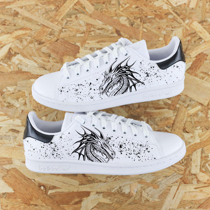 Baskets Adidas Stan Smith custom dessin dragon sur côtés extérieurs avec splash de peinture