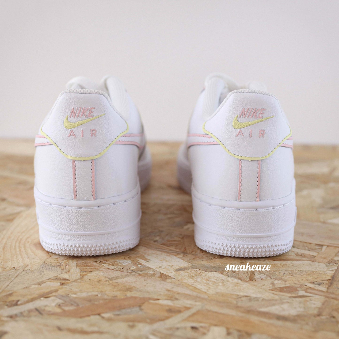 Baskets nike air force 1 custom outline pastel sneakeaze customs skz