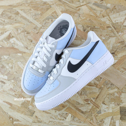 Sneakers nike air force 1 custom couleur bleu et gris blanck and blue frosted colorful pastel sneakeaze customs skz