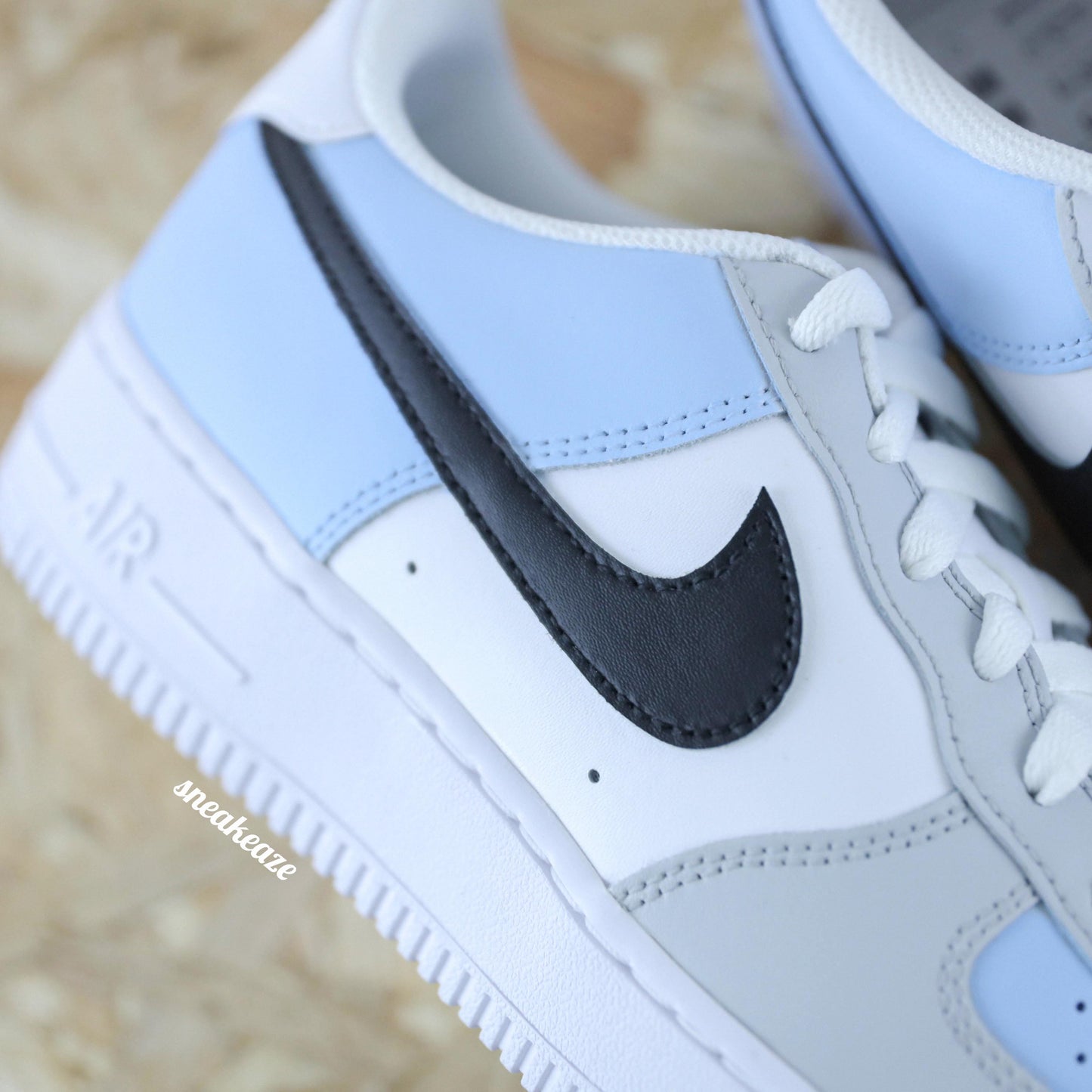 Sneakers nike air force 1 custom couleur bleu et gris blanck and blue frosted colorful pastel sneakeaze customs skz