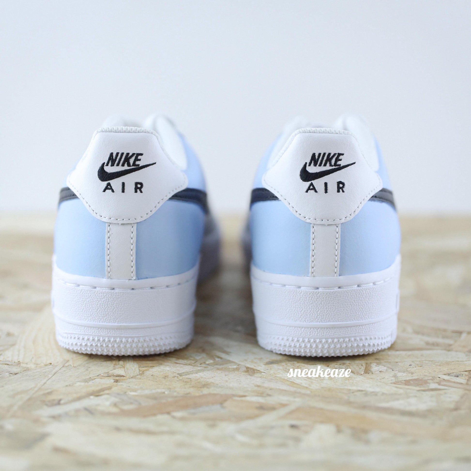 Sneakers nike air force 1 custom couleur bleu et gris blanck and blue frosted colorful pastel sneakeaze customs skz