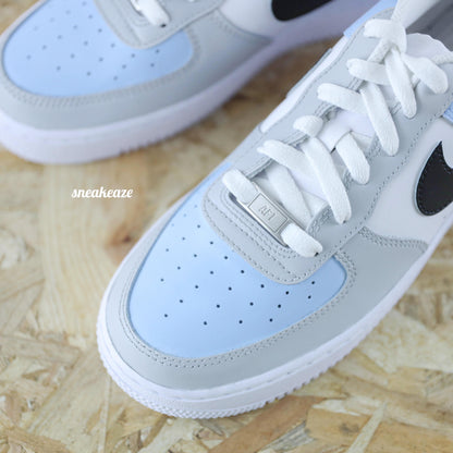 Sneakers nike air force 1 custom couleur bleu et gris blanck and blue frosted colorful pastel sneakeaze customs skz