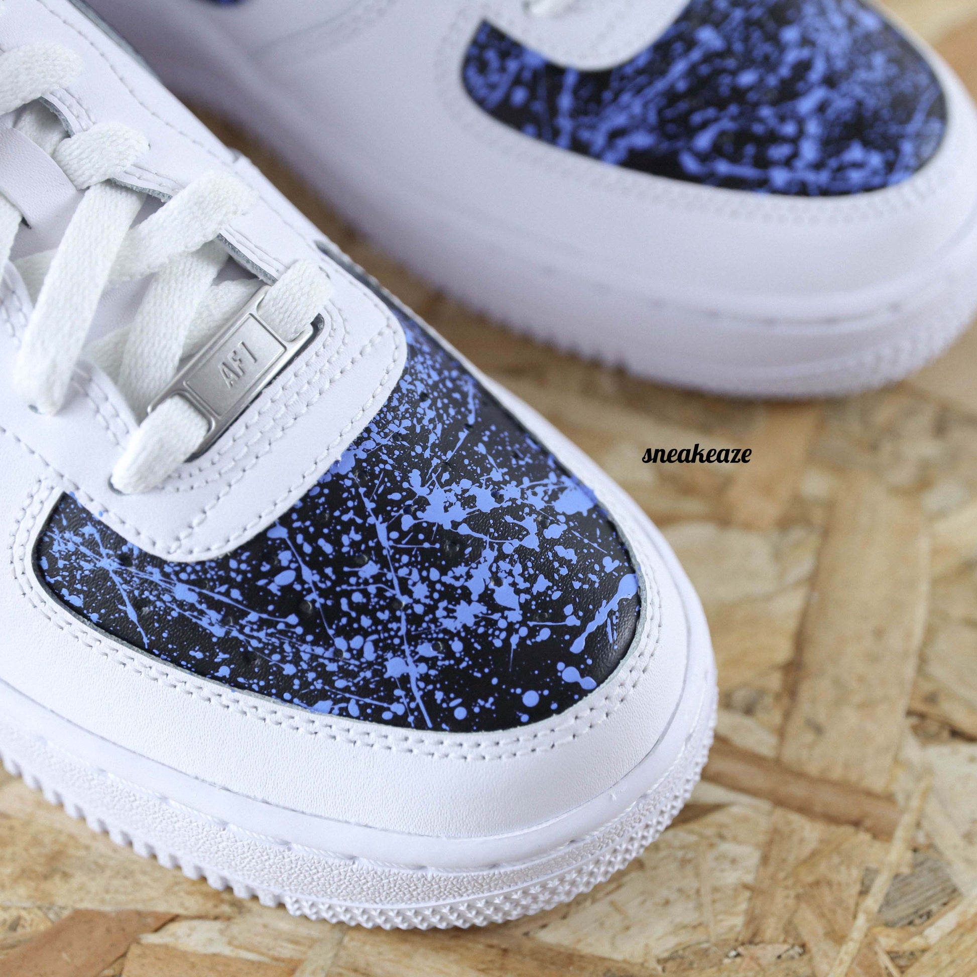 Baskets nike air force 1 custom splash AF1 couleur noir et bleu unisexe - sneakeaze custom skz