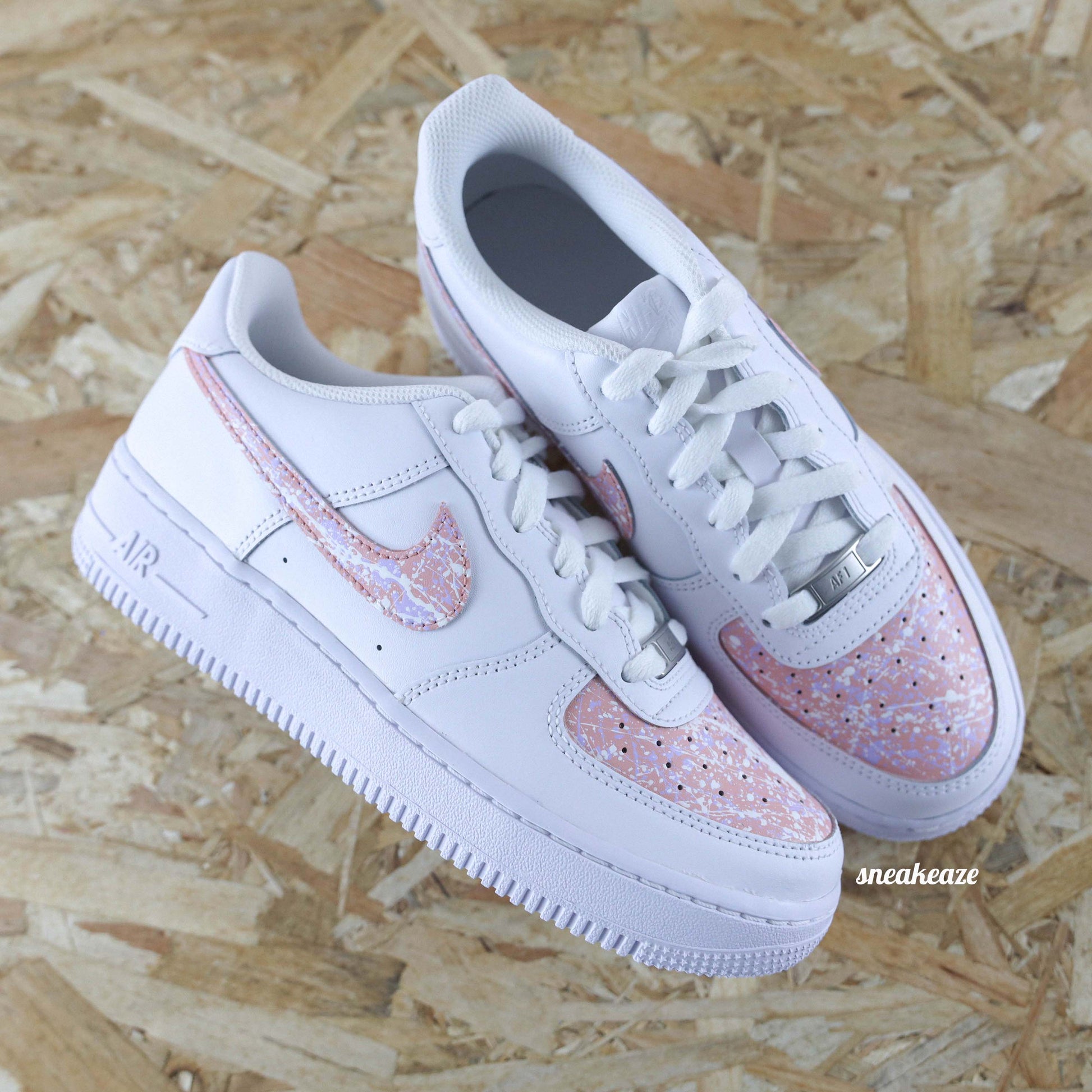 baskets nike air force 1 custom sneakers splash rose pastel et blanc - sneakeaze custom skz