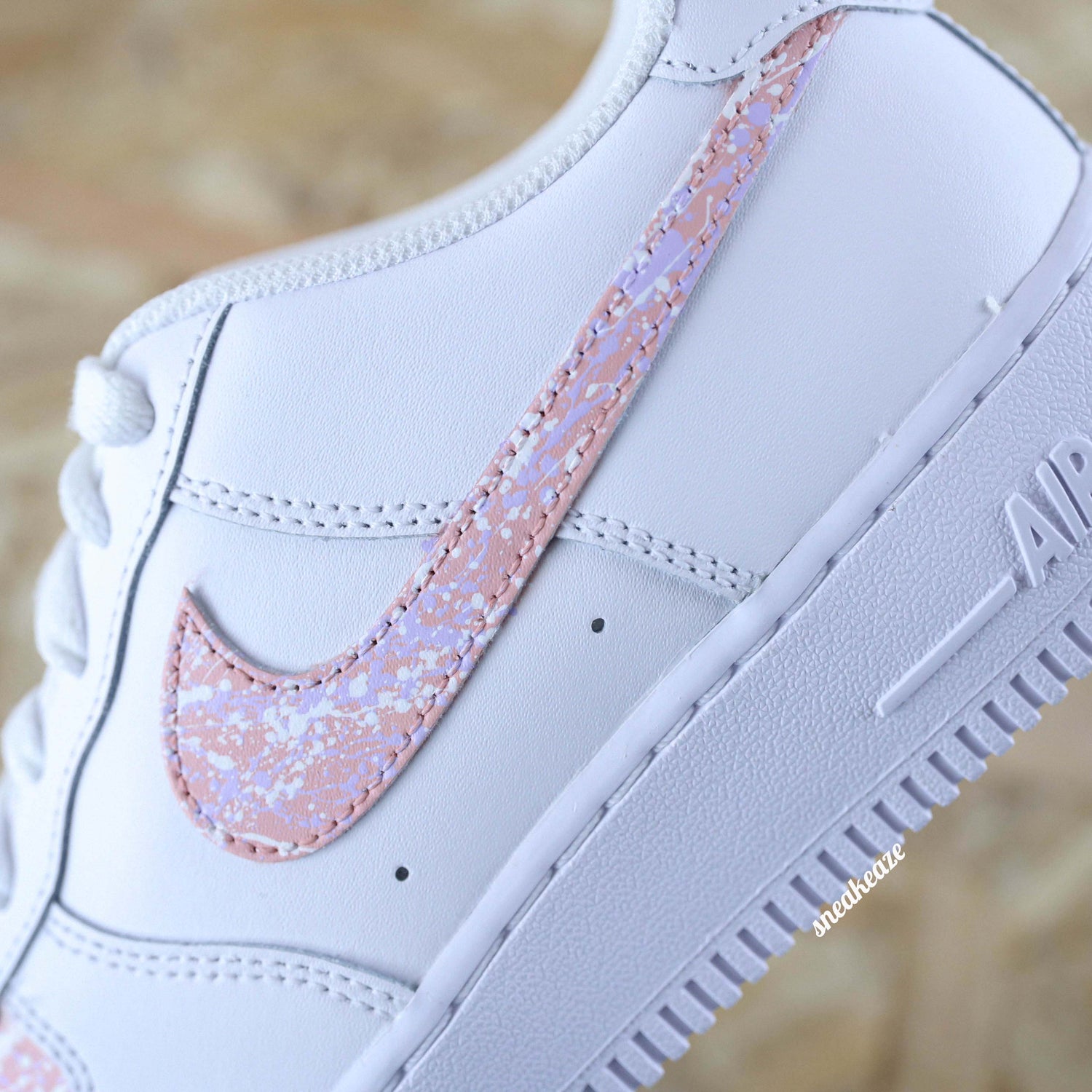 baskets nike air force 1 custom sneakers splash rose pastel et blanc - sneakeaze custom skz