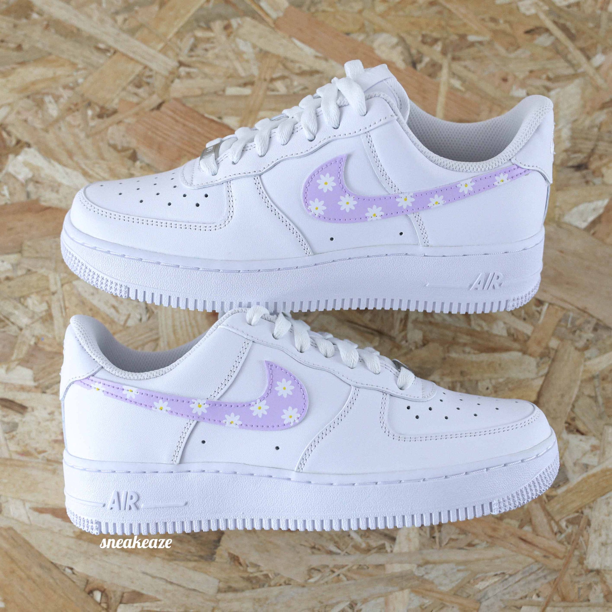 Baskets customs nike air force 1 AF1 swoosh lila pastel marguerites fleur sneakeaze skz customs