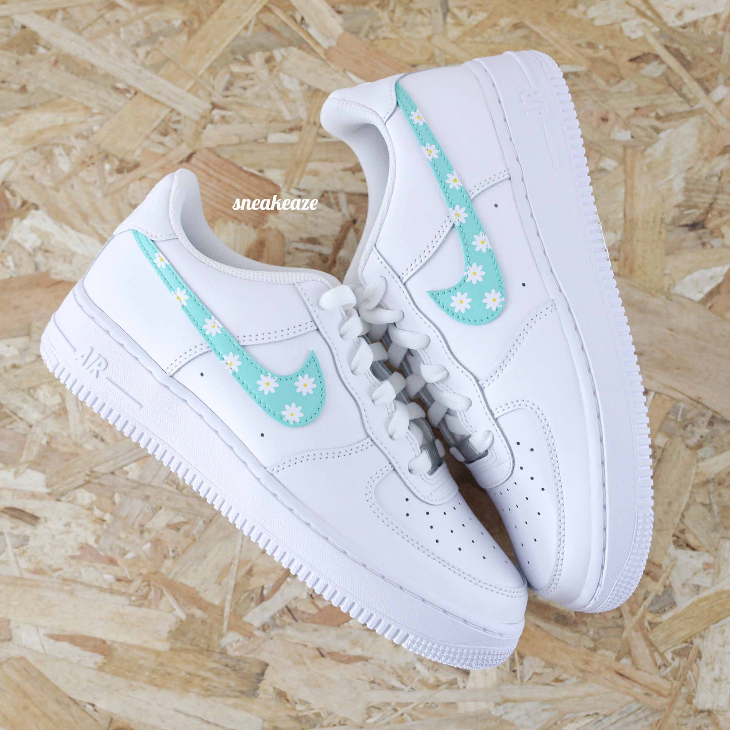 Baskets customs nike air force 1 AF1 swoosh pink marguerites fleur sneakeaze skz customs