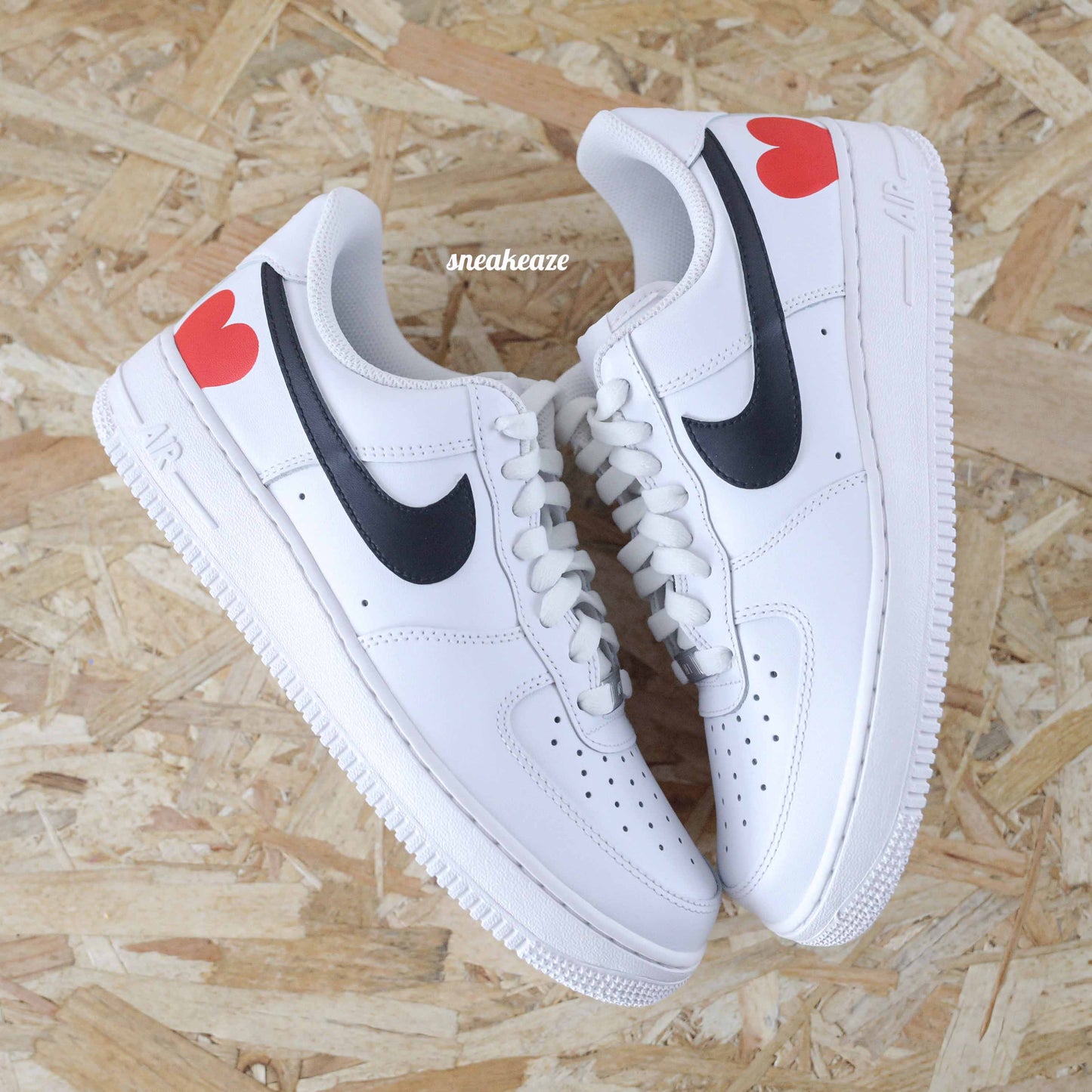 baskets nike air force 1 custom - AF1 coeur rouge et noir nike custom femme sneakers personnalisé