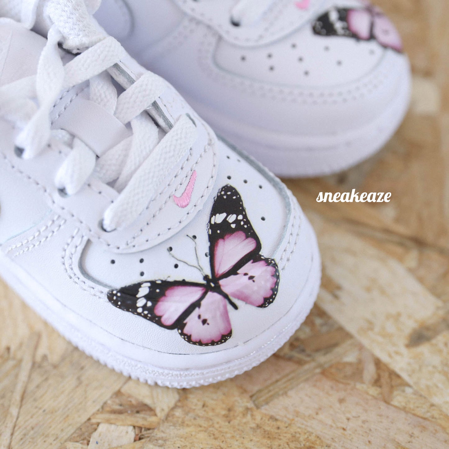 baskets nike air force 1 custom pour les enfants ou bébé - motifs papillons et personnalisation avec le prénom - sneakeaze customs skz